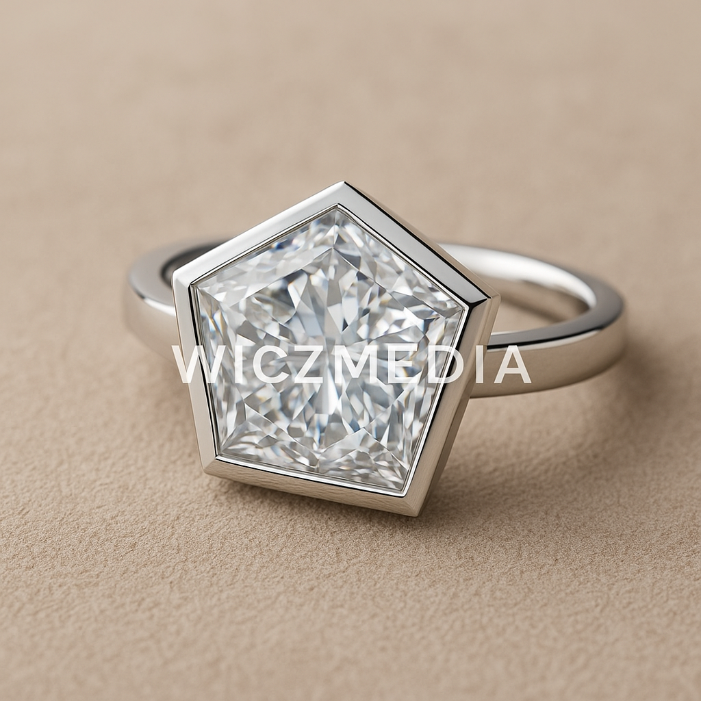 Close-up of a pentagon-shaped geometric diamond ring in white gold with Wiczmedia watermark, showcasing 2025 jewelry trends.